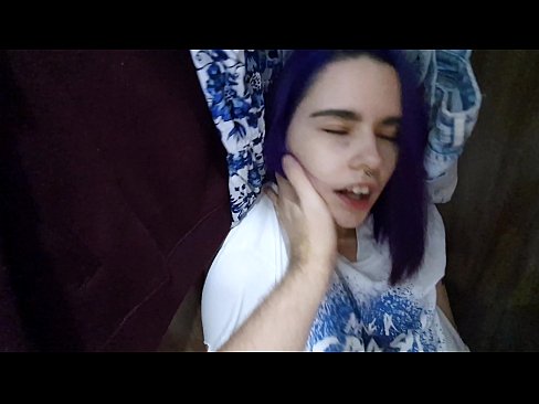 ❤️ Atradu savu māsu skapī un palīdzēju viņai beigt. ☑ Super porno pie mums ❤